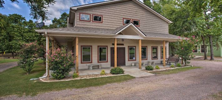 All-Encompassing Family Retreat Near Lake Texoma! Hotels in Marshall County
