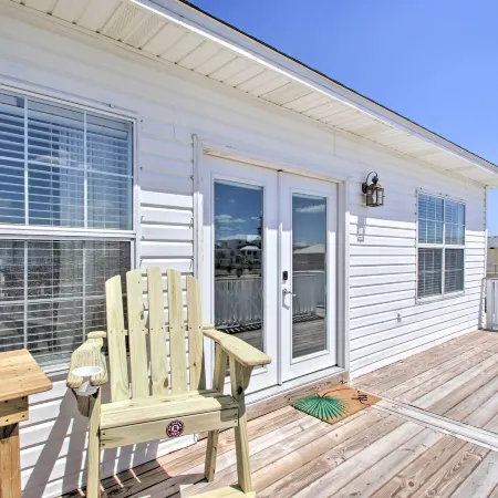 Pensacola Beach Home 1 Block to Beach Access Отели в г. Пенсакола Бич