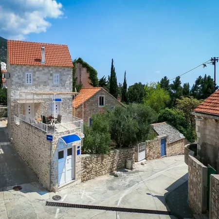 Villa Balarin - Five Bedroom Holiday Home with Terrace and City View