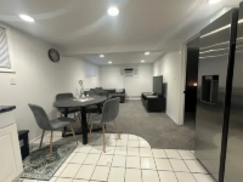 Cozy 3BR Getaway with Parking & Full Kitchen @ Melville 梅爾維爾酒店