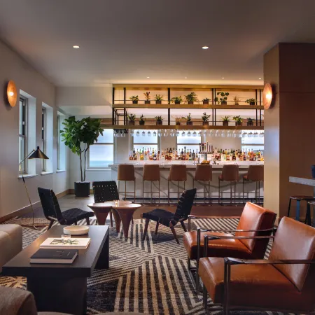 Kimpton HARPER HOTEL by IHG Отели рядом с достопримечательностью «Бар Billy Bob's Texas»