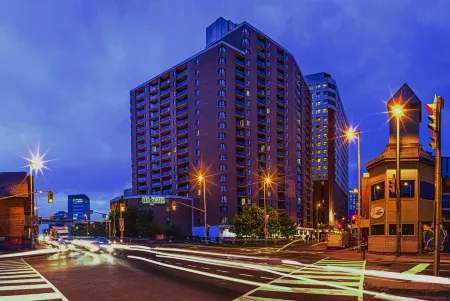 Les Suites Hotel Ottawa Отели рядом с достопримечательностью «Водопады Ридо»