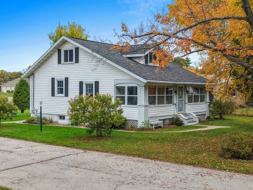 Cozy Riverfront Retreat Hotels in Suamico