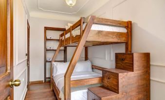 Chic 4BR Getaway in Vibrant La Candelaria