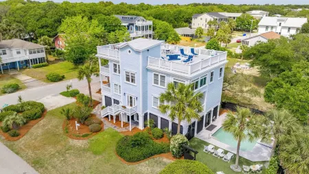 3800 Cameron Boulevard Avantstay Pool, Ocean Views, Deck