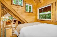 Treehouse With Hot Tub Close to Sunday River!