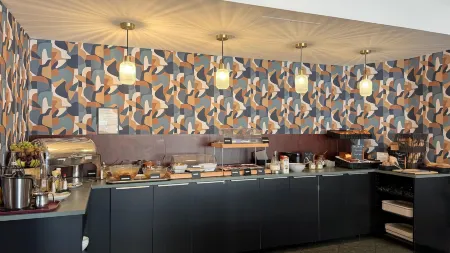 Kyriad Dijon - Gare Отели рядом с достопримечательностью «Museum of the life of Bourguignonne»