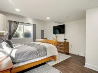 Deck + Game Room: Redmond Home ~ 17 Mi to Seattle Hotel di Redmond