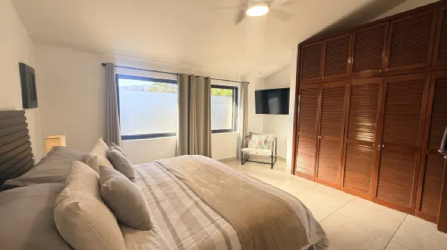 Large Modern Ajijic 1 King Bdrm Home -Walk to Everything -Gym -Pickleball Court