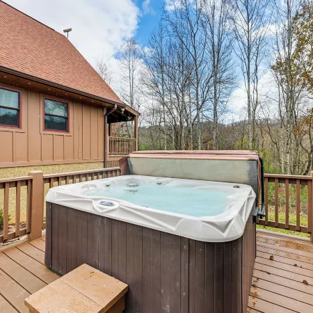 Cozy Couples Getaway w/ Hot Tub: 'Fox Ridge Cabin'