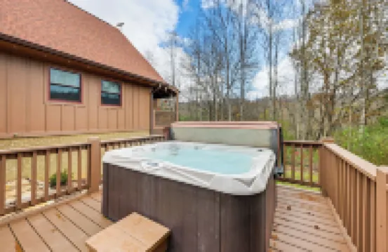 Cozy Couples Getaway w/ Hot Tub: 'Fox Ridge Cabin'