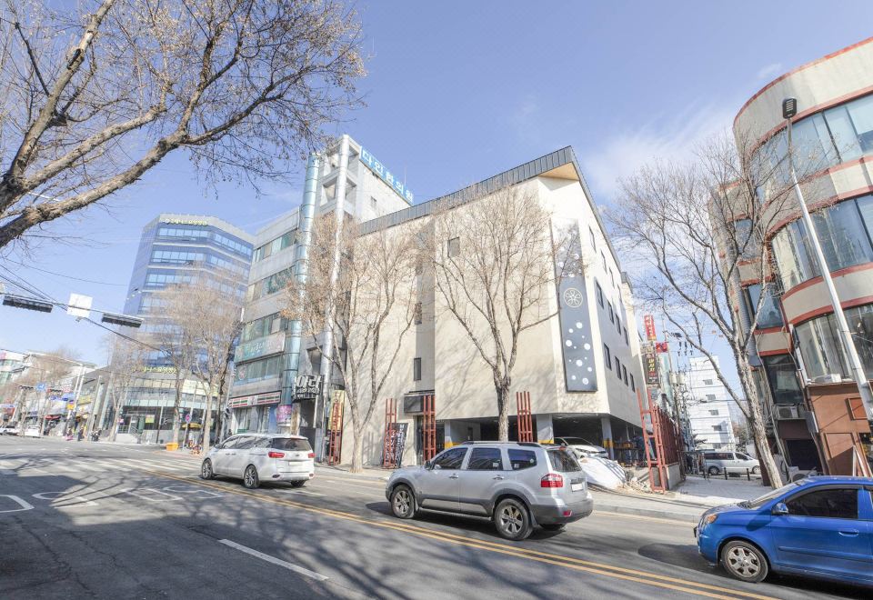 이너피스호텔 객실 침대 모습