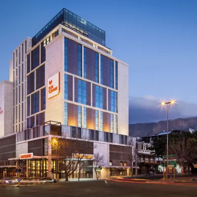 SunSquare Cape Town City Bowl Отели рядом с достопримечательностью «Блошиный рынок Гринмаркет-сквер»