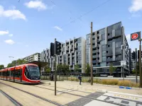 Chic Inner-City 2-Bed Abode with Pool, Gym & Sauna