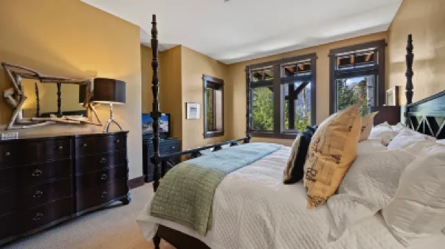 Elegant mountain retreat at Deer Valley, walk to skiing, private hot tub, mountain views Hotels in 