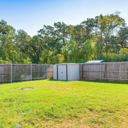 9 Mi to College Station: Dog-friendly Home w/ Yard