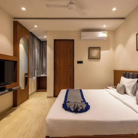 Pravasa Stay, Bapat Square
