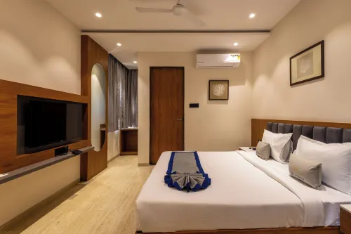 Pravasa Stay, Bapat Square