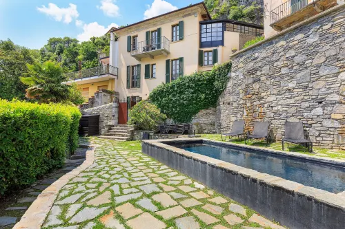 Villa with pool and panoramic views of Lake Como