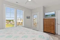 Luxury Beach Condo 5 Min Walk to Beach & Shops! - balcony