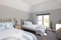 Modern 5-bedroom Retreat Nr Coast Hotels in Emsworth