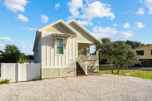 豪華四卧室，街對面即是海灘，可容納10人！