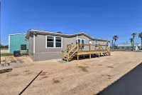 3 Mi to Beach: Home w/ Deck in Port O'Connor! - Pet friendly