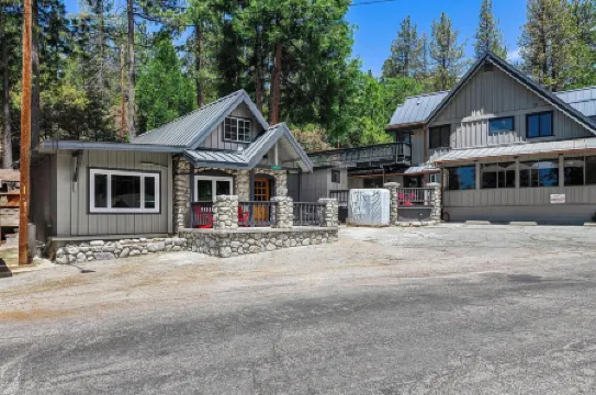 The Grand Idyllwild Lodge