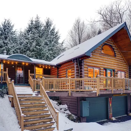 Handcrafted Log Home Near Sugarbush & MAD River Glen • Walk to Blueberry Lake