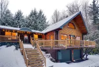Handcrafted Log Home Near Sugarbush & MAD River Glen • Walk to Blueberry Lake
