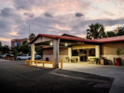 Family Garden Inn & Suites Hotel di Laredo