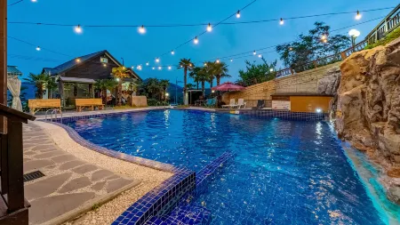 Geoje Island Gajodo Full House Pension (Large Outdoor Swimming Pool)