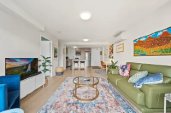 Braddon Retreat: Spacious 1-bed With Parking
