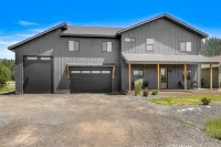 Three Primary Suites: Family and Dog Friendly