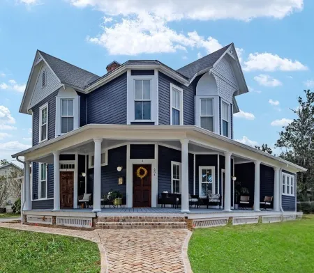 Luxury Downtown with Parking Near Wec Springs, Forest and Santos Trailhead