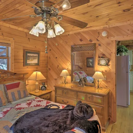 Smoky Mountain Cabin w/ Hot Tub & Views!