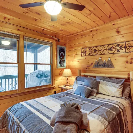 Blue Ridge Cozy Cabin in the Woods w/ Hot Tub!