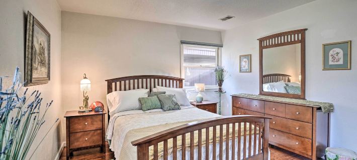 Hot Tub & Views: Spacious Getaway on Rogue River Hotels in Grants Pass