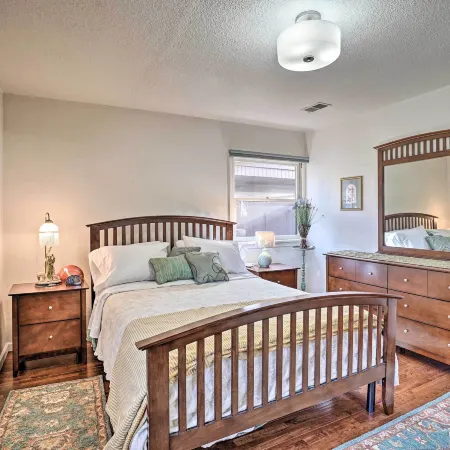 Hot Tub & Views: Spacious Getaway on Rogue River
