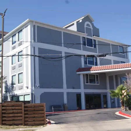 Holiday Inn Express & Suites SAN ANTONIO-DTWN MARKET AREA by IHG Отели рядом с достопримечательностью «Коммандерс Хаус Парк»