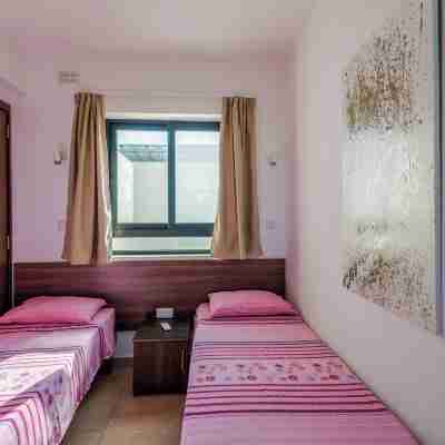 Blue Harbour 2 Bedroom Seafront Apartment with Large Terrace and BBQ in St Pauls Bay Rooms