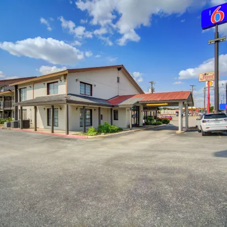Motel 6 San Antonio, TX – I-35 North Corridor Отели рядом с достопримечательностью «Торговый центр "Роллинг Окс Молл"»