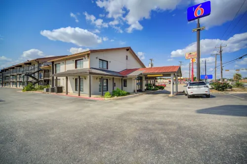 Motel 6 San Antonio, TX – I-35 North Corridor - 2 Yıldız