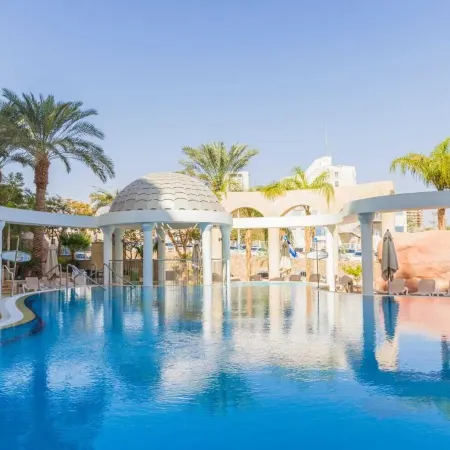 Mamad - Bright Eilat Escape with Balcony n Pool