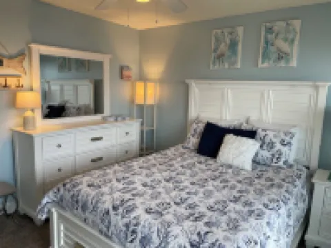 OCEANFRONT ! Family fun steps from the beach!😎🦀 pet friendly, linens included!