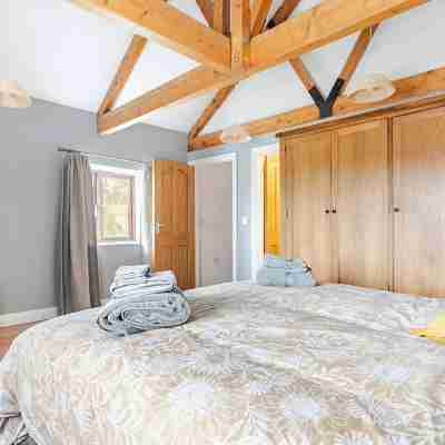 Stunning Coastal Barn With hot tub Rooms