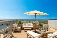 Garden& Rooftop Beachfront Apartment