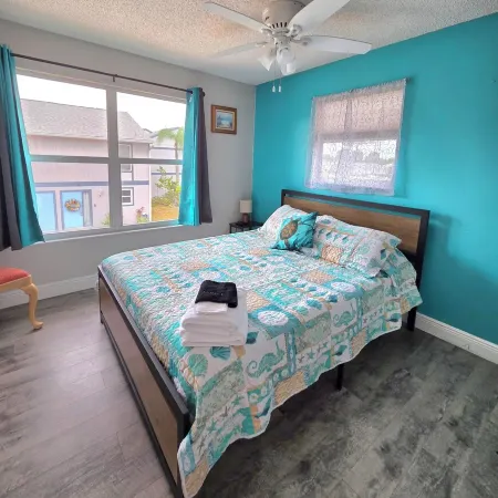 A Tropical Paradise, 2-bedroom townhouse with AC, WiFi, & pool in Ft. Myers