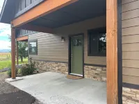 Cozy 3-bedroom cabin in tranquil Donnelly with WiFi, AC - 샬레 호텔