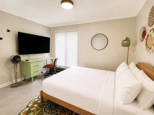 Walk to Downtown - Dual Primary Suites, Dog Friendly, Great Location - 4-Star